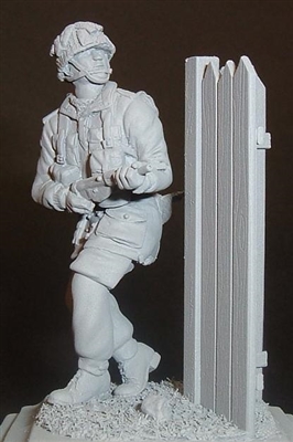 Wee Friends 35044 - WWII British Para Advancing with Sten (including fence)